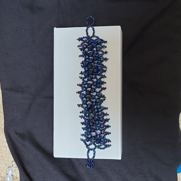 VINTAGE Handmade Adjustable Iridescent Blue Beaded Bracelet! - Picture 5 of 6